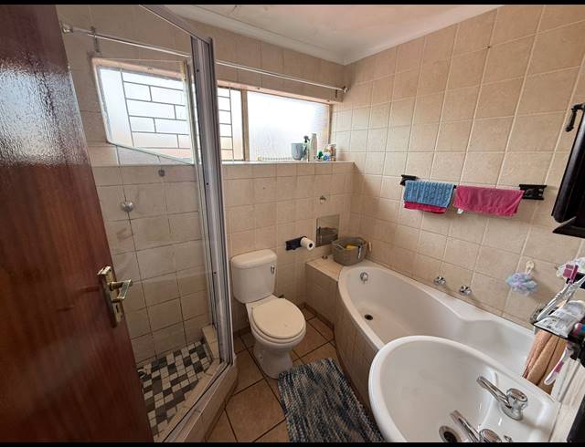 3 BEDROOM TOWNHOUSE FOR SALE IN VANDERBIJLPARK CE 3